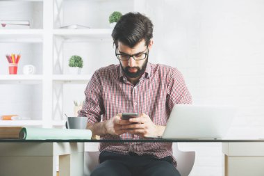 Cep telefonu kullaranarak çekici iş adamı 