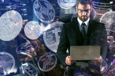 Bitcoins ile dizüstü bilgisayar kullanan adam 