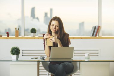 Projede çalışan güzel Bayan 