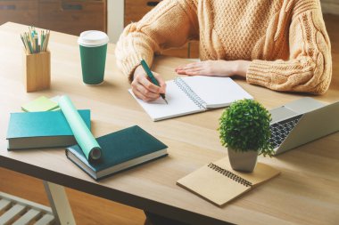 Projede çalışan beyaz kadın 