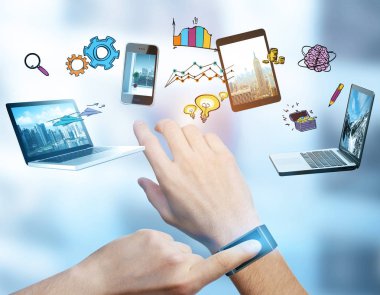 Adam akıllı izle soyut medya hologram ile kullanarak eller. Ağ kavramı. 3D render 