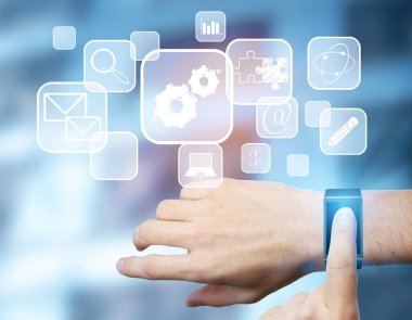 Adam akıllı izle soyut medya hologram ile kullanarak eller. Yenilik kavramı. 3D render 