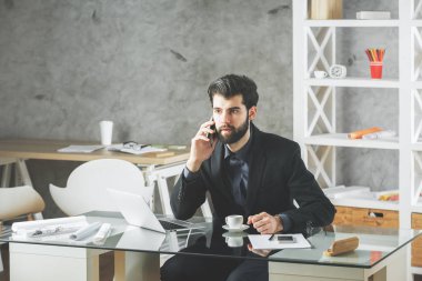 İşyerinde Avrupa adam 