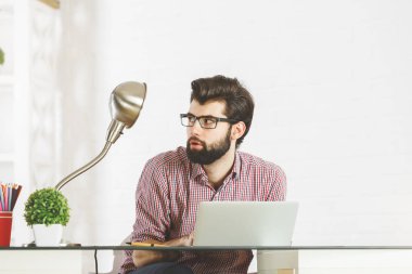 Kaçık işadamı masa lambası seyir 