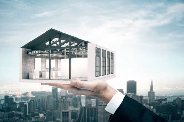 Soyut ofis Oda mavi gökyüzü ve şehir arka planda tutan el. İpotek kavramı. 3D render 