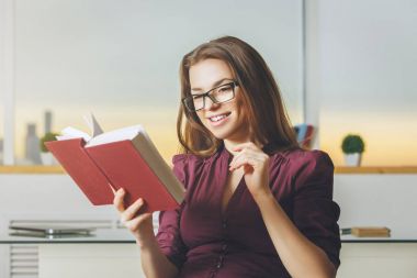 Kadın okuma kitabı gülümseyen portresi 