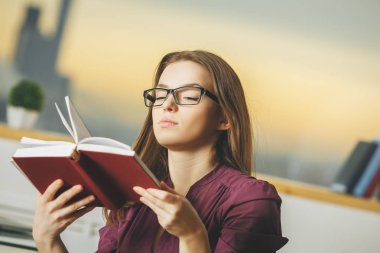 Avrupa kadın kitap okuma portresi 