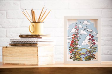 Hipster office masaüstü malzemeleri ve çerçeve yaz kroki ile. Beyaz tuğla duvar içinde belgili tanımlık geçmiş. Dekorasyon konsepti 