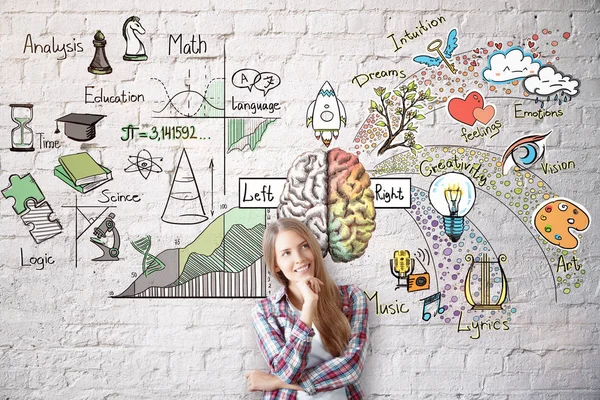 Mujer sonriente con esbozo cerebral — Foto de Stock