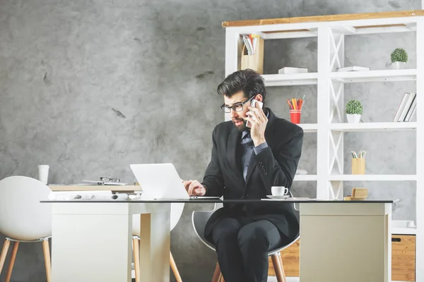 Hombre guapo en el lugar de trabajo — Foto de Stock