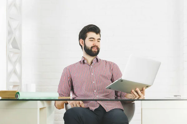 Leende affärsman med laptop — Stockfoto