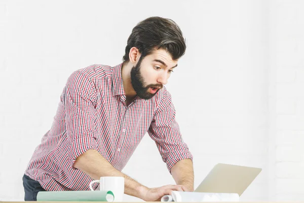 Geschäftsmann mit Laptop überrascht — Stockfoto