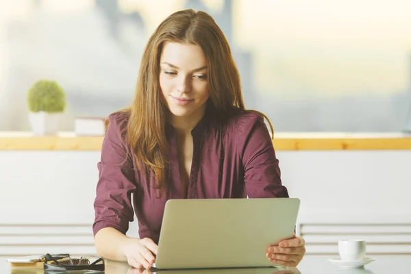 Attraktiv dam använder laptop — Stockfoto