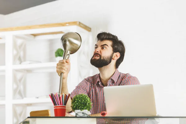 Dämlicher Geschäftsmann kämpft gegen Tischlampe — Stockfoto