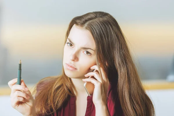 Молодая европейская деловая женщина по телефону — стоковое фото