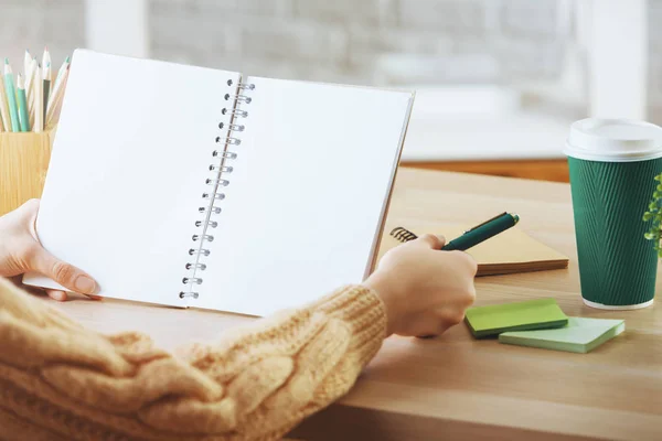 Escritura femenina en bloc de notas vacío — Foto de Stock