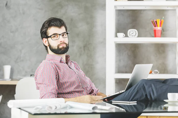 Nachdenklich entspannter Mann mit Laptop — Stockfoto