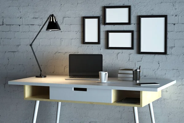 Рабочий стол с пустым ноутбуком — стоковое фото