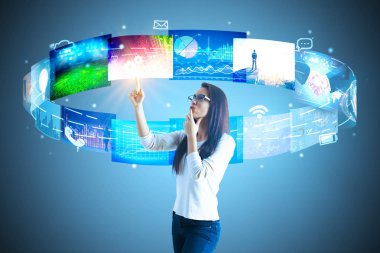 Soyut renkli sosyal medya girdap gri arka plan üzerinde işaret çekici genç kadın. İletişim kavramı 