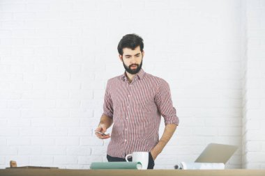Çekici işadamının Smartphone kullanarak 