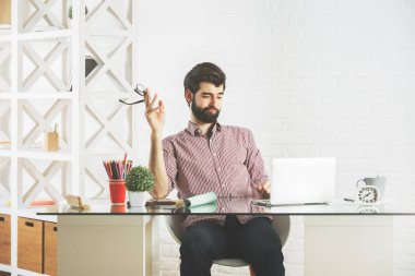 İşyerinde çılgın adam 