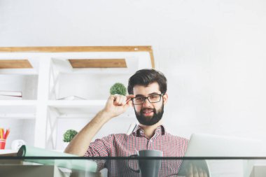 Gülümseyen adam dizüstü bilgisayar kullanıyor 