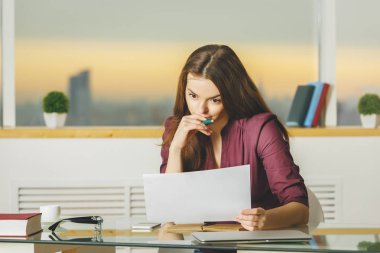 Projede çalışan çekici erkek 