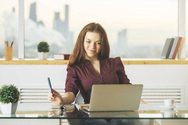 Dizüstü bilgisayar kullanan çekici beyaz kadın 