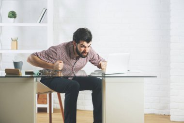 Öfkeli öfkeli işadamı dizüstü bilgisayar kullanarak 