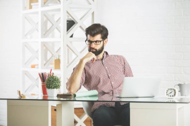 İşyerinde deli erkek 