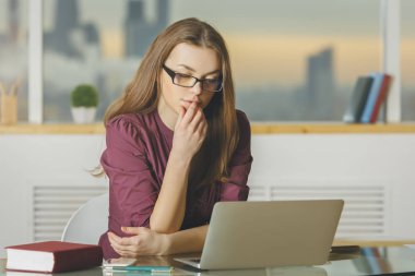 Avrupa kadın dizüstü bilgisayar kullanarak 