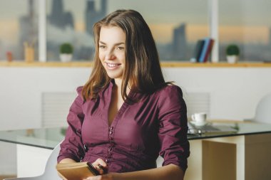 Office Not Defteri'nde olan kadın 