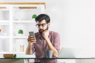 Bir cep telefonu kullanarak çekici iş adamı 