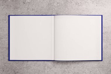 Beton yüzeyinde boş beyaz not defteri 