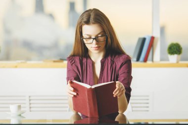 Çekici beyaz kadın kitap okumak 