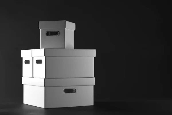 Montones de cajas blancas sobre fondo oscuro. Concepto de contenedor. Renderizado 3D — Foto de Stock