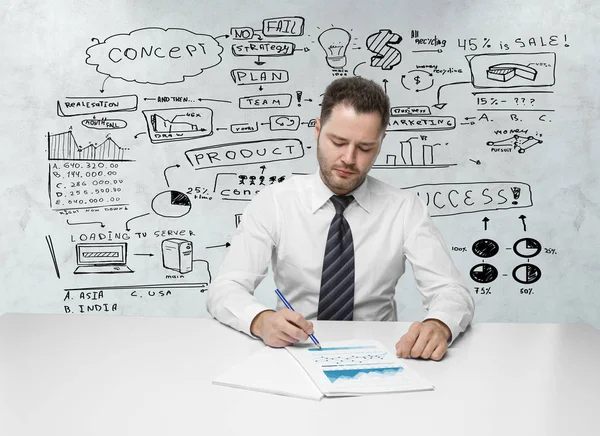 Vista frontal del joven empresario haciendo papeleo en el escritorio blanco con boceto de negocios en el fondo. Concepto de investigación —  Fotos de Stock