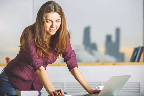 Bella signora che lavora al progetto — Foto Stock