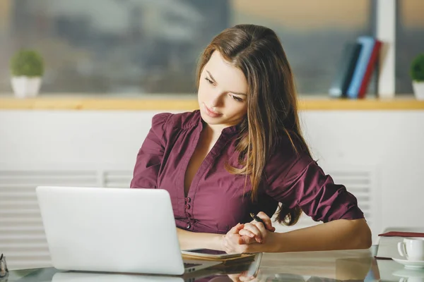 Kaukasische zakenvrouw met behulp van laptop — Stockfoto