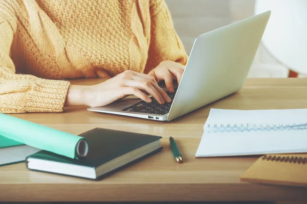 Laptop tuş takımında yazarak kadın 