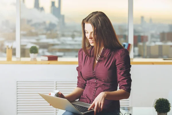 Hübsche Dame mit Laptop-Computer — Stockfoto