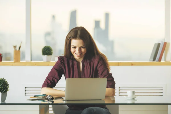 Aantrekkelijke witte vrouw met laptop — Stockfoto