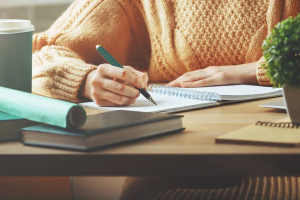 Lady escribiendo en bloc de notas — Foto de Stock