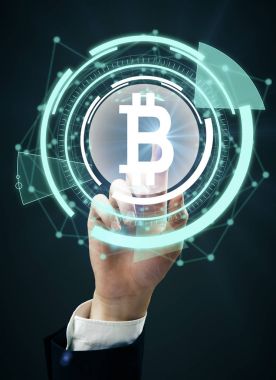Erkek el soyut dijital poligonal bitcoin düğmesine basarak. Cryptocurrency kavramı. 3D render 