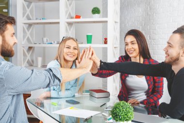 Mutlu erkek ve kadın arkadaş Merhaba-çakmak birbirimizi işyerinde. Ortaklık kavramı
