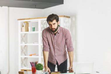 Yakışıklı adam Ofis Masası eğilerek 