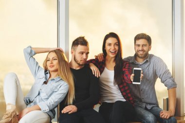 Cep telefonu kullanan kadın ve erkek 