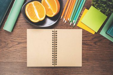 Boş Organizatör ve meyve üstünde okul sırası 