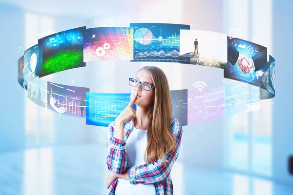 Jeune femme réfléchie avec des médias sociaux colorés abstraits tourbillonnent dans un intérieur flou. Concept Internet — Photo