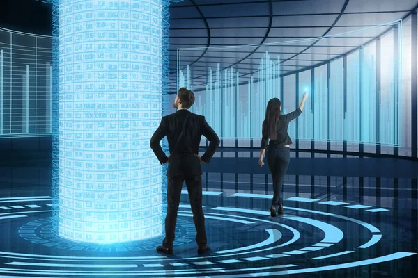 Vue arrière de jeune homme d'affaires et de femme regardant les écrans d'affaires numériques et les hologrammes dans l'intérieur futuriste. Concept de communication. Rendu 3D — Photo